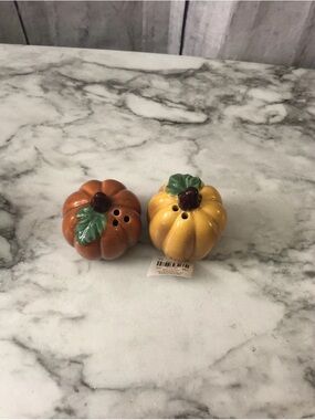 Cracker Barrel mini NWT Pumpkin Salt and Pepper Shakers - Orange & Yellow